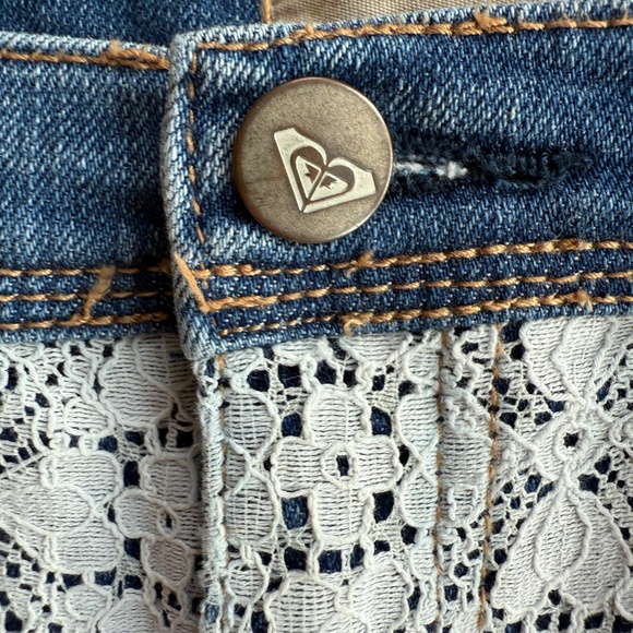Super Cute Roxy Y2K Mini Denim Lace Front Shorts - Picture 3 of 9